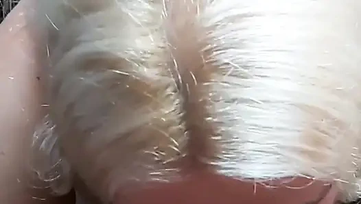 Boğazıma boşalana kadar yarağını emiyor