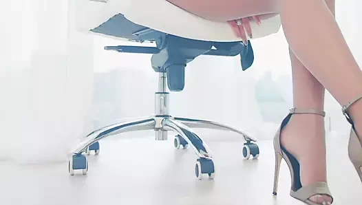 Naylon tayt ve yüksek topuklu ayakkabılarla ofis sandalyesinde oturuyorum