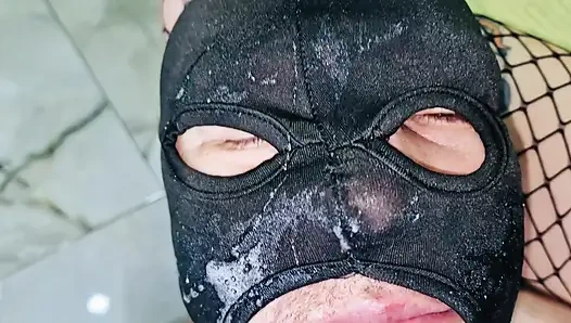 Köle gırtlağına kadar alma eğitimi almalı. Dominatrix Nika kölenin yüzüne tükürüyor, yanaklarını tokatlıyor ve dildo sokuyor