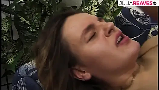 Ateşli hatun büyük bir yarak üzerinde sıkı amcığını zıplatarak zevkle bağırıyor