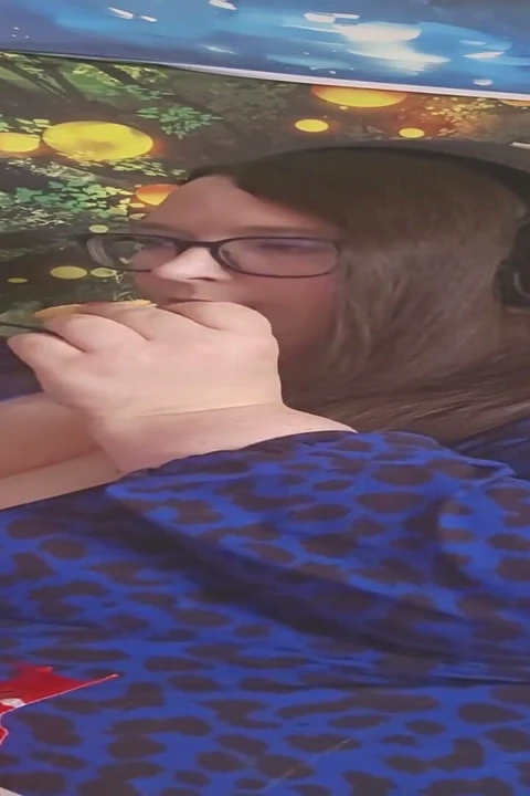 Ssbbw tanrıça çalışırken atıştırıyor