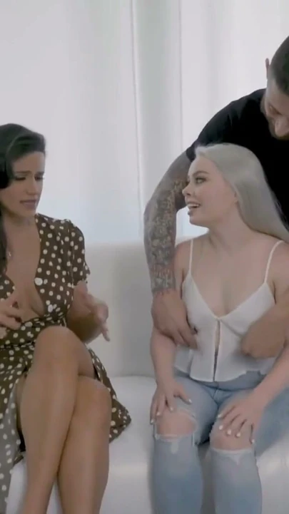 Busty milf kuruş berber ve üvey oğlu karşılama minyon bebek haley spades için onların freeuse ev | Klip 1