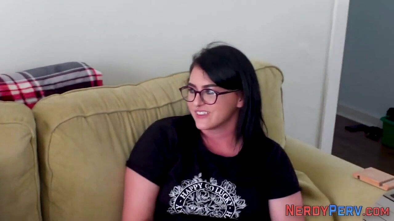 Busty amatör emme nerd