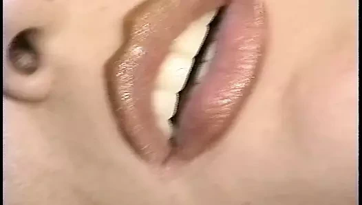 İri göğüslü sarışın kadın kıllı amcığını büyük yaraklı bir adama siktiriyor