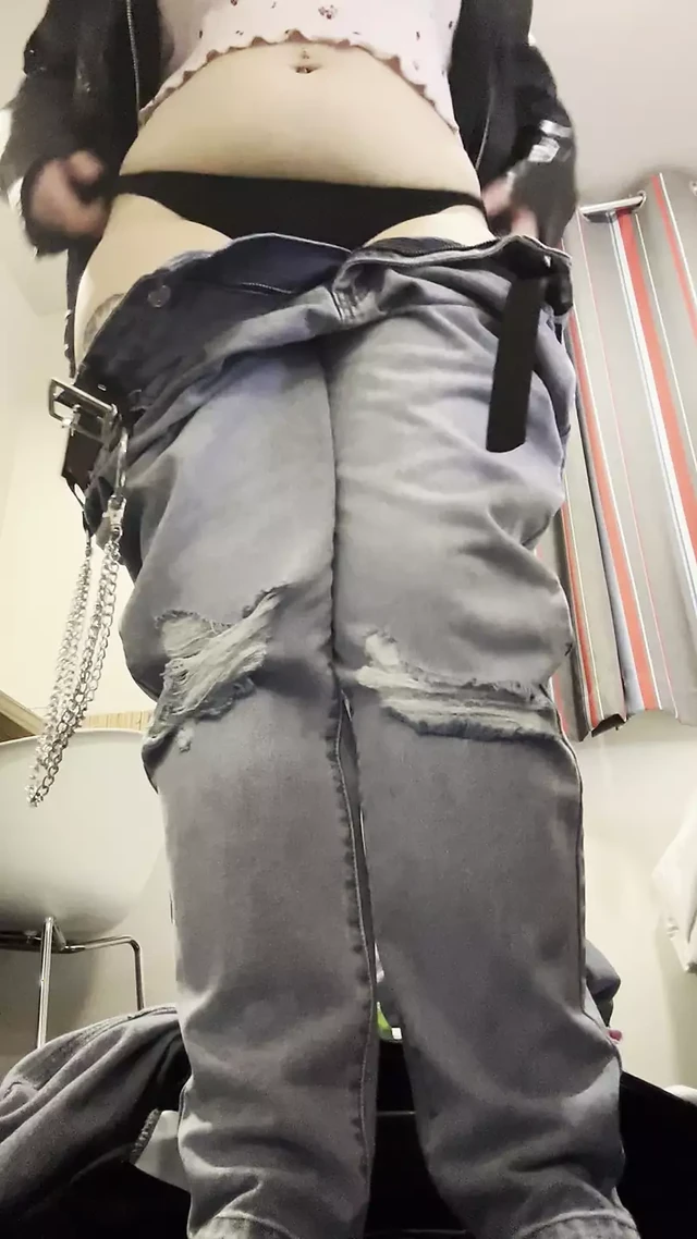 раздевается и раздевается