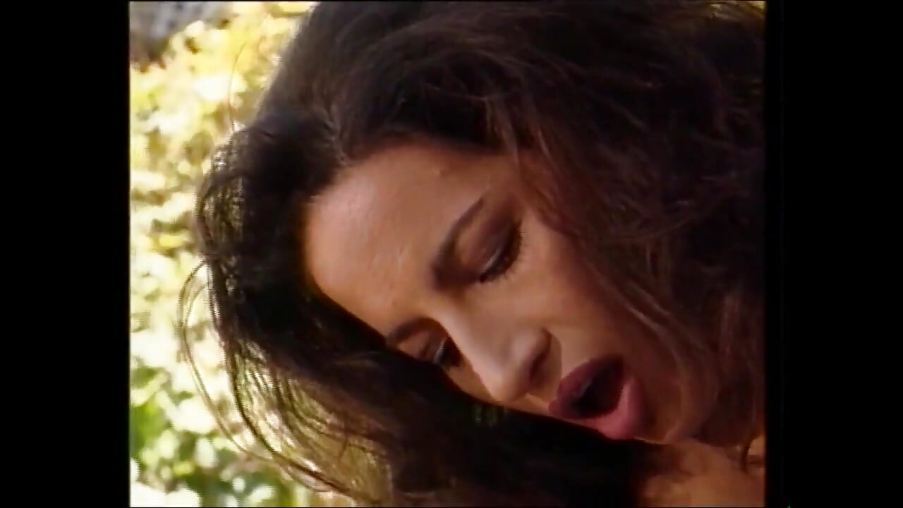 Muhteşem orta yaşlı seksi kadın havuzun yanında sikiliyor (film)