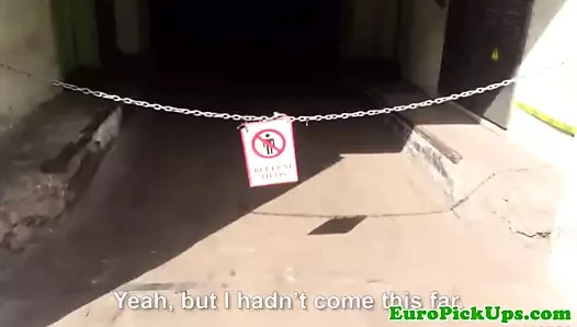 Çekti eurobabe öğürerek yabancılar horoz için nakit