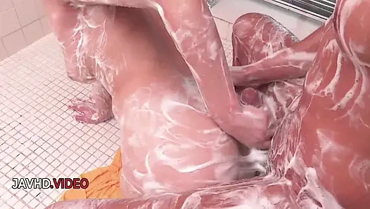 Yaramaz jav esmer Anne sen yakın çekim izlerken duşta yarak emiyor