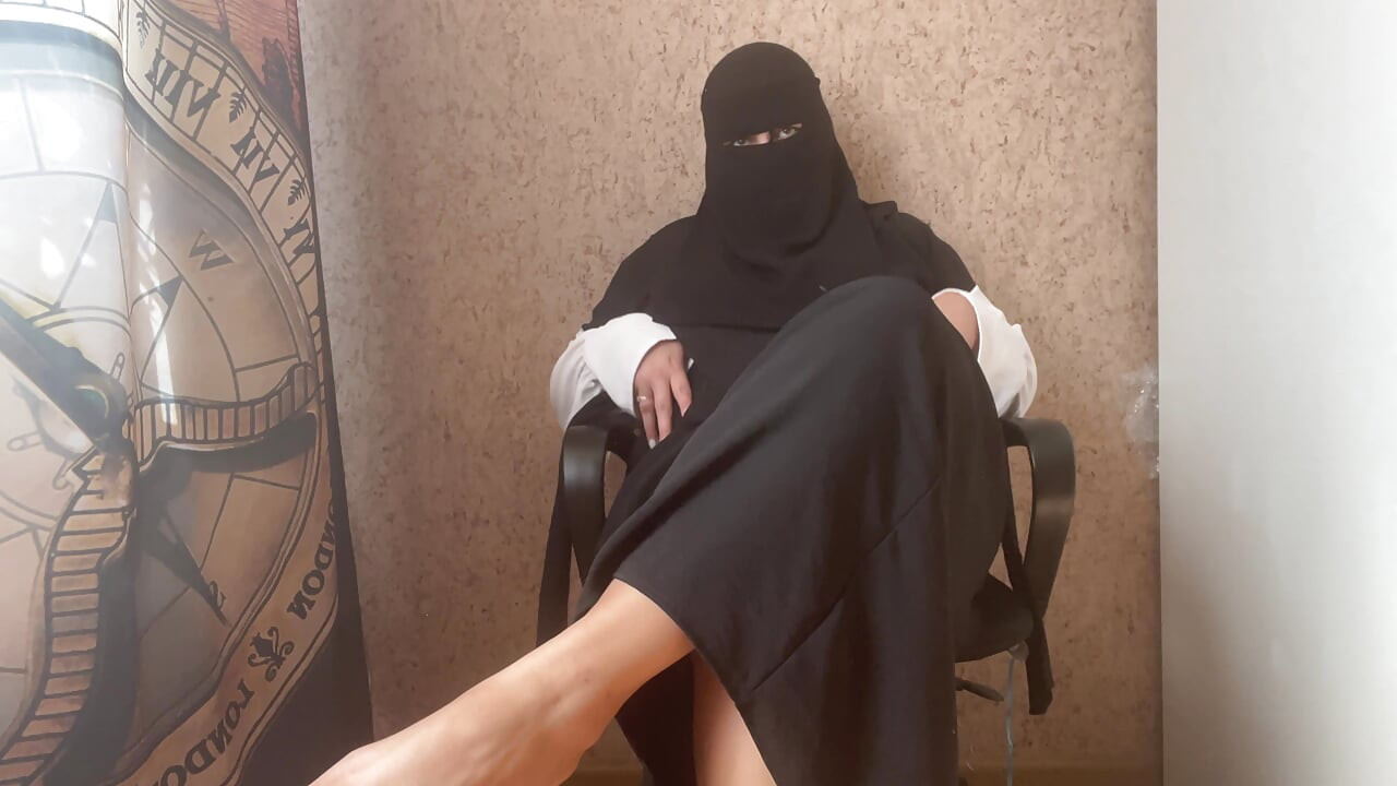 Tesettürlü Suriyeli milf, mastürbasyon talimatlarını veriyor, onunla boşalmak