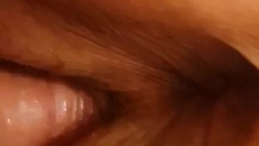 Eğilmiş, dudaklar yayılmış