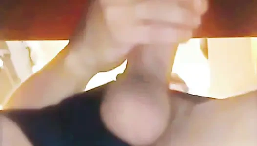 Ofis masasının altında çalışırken mastürbasyon yapıyor