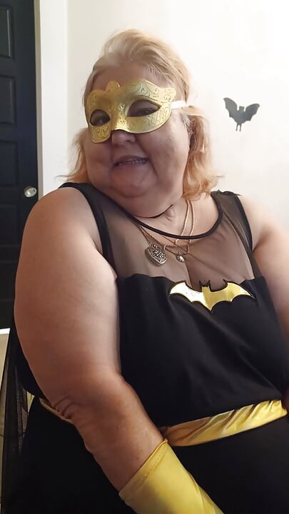Erkek arkadaşım ve ben yarasa adam ve yarasa kız gibi giyiniyor