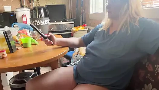 Üvey kızını tuvalet kölesine dönüştürüyor