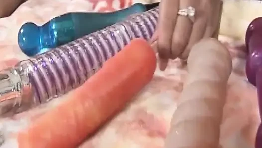 Olgun esmer orta yaşlı seksi kadın havucu götüne sokuyor