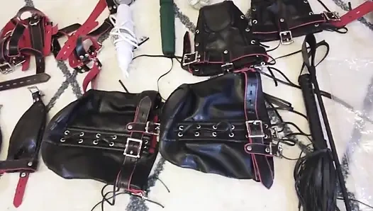 Jk kıyafetleriyle giyinmiş kısıtlanıyor ve kırbaçlanıyor