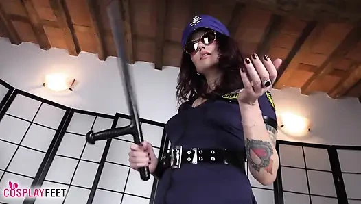 Baskın bir bayan polisin ayakla azdırması