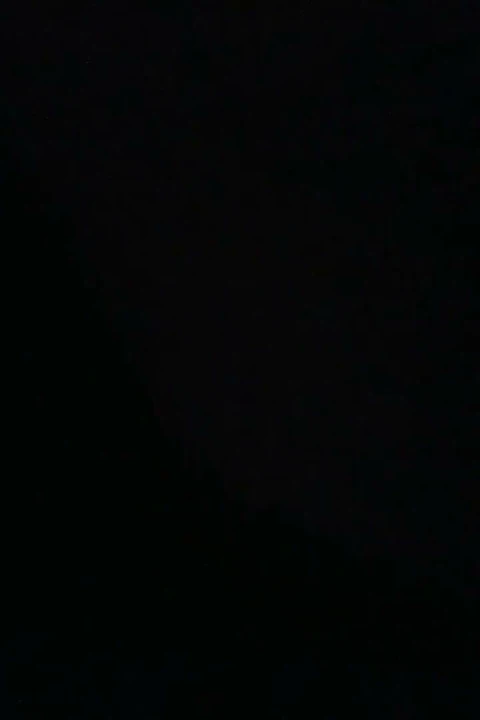 Aldatılan adam oturma odasındayken büyük siyah yarakla domaltılarak amcık sikiliyor ve dölleniyor