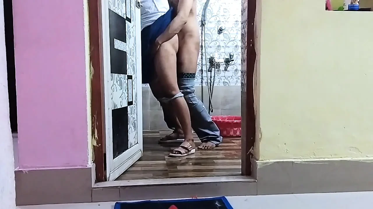 Estudante indiana fodida pelo canalizador na casa de banho