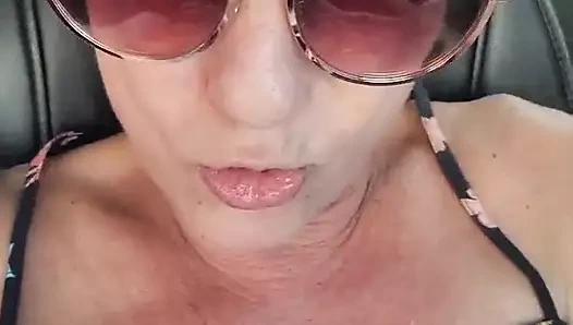 Orta yaşlı seksi kadın arabada yapay penisle sikişiyor