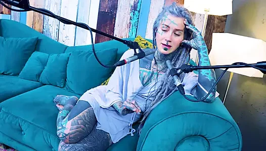 S hakkında konuşuyorum - utanç - asmr podcast sfw konuşuyor gotik sıska kız dreadlocks dövmeli model dövmeli kız
