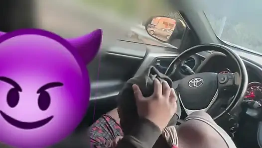 O sikimi emerken arabaların yanından geçiyor