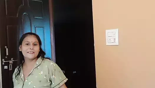 Puja bebek yerde dans ediyor