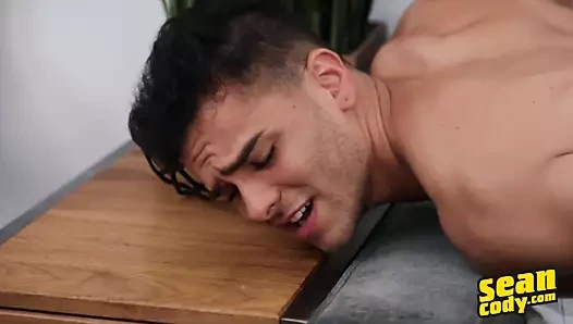 Azgın brysen noah üzerinde eğilir ve ona sert bir eyersiz verir