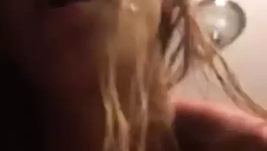 Karın genç horoz üzerinde nasıl zıplayacağını biliyor