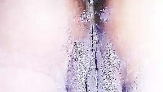 Hintli teyze banyo yapıyor ve götten sikişiyor