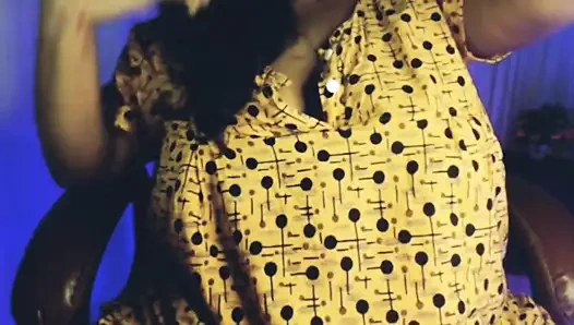 Çıplak götünü domaltarak sikiyor ve amcığını sikiyor döl gösterisi.