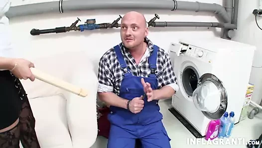 Büyük göğüslü minyon milf tesisatçının horoz alır