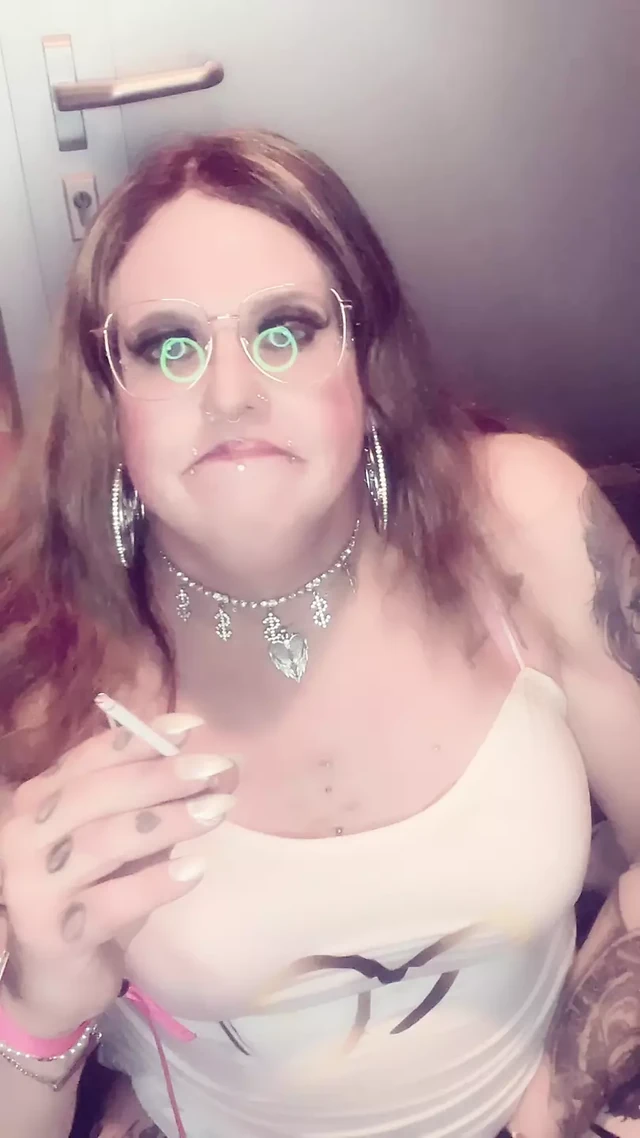 Транс Stefanie курит