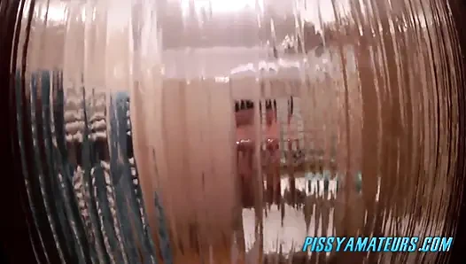 Seksi büyük memeli kız duşta işiyor