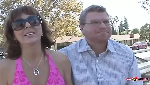 Olgun kadın amında büyük bir yarak denemek için erkeğinden onay alıyor