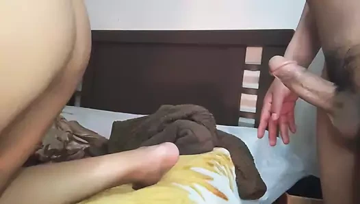 Hintli çift ebeveynlerinin evinde seks yapıyor, neredeyse onları keşfediyorlar