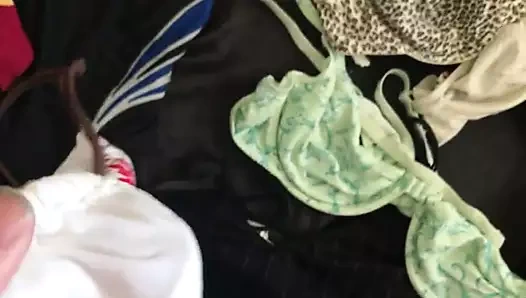 Bikini ve sutyen kullanmak. tek parça üzerinde boşalmak