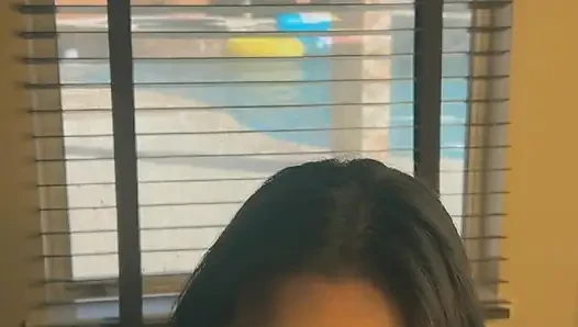 Seksi Asyalı kız 31 çekiyor ve sakso çekiyor büyük boşalma