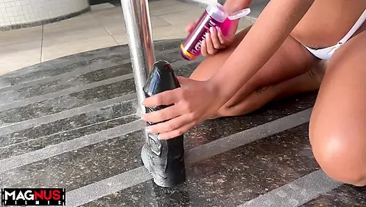 Evli kadın yüzme havuzunda beyaz külotla maskeli doğal kıllısını gösteriyor