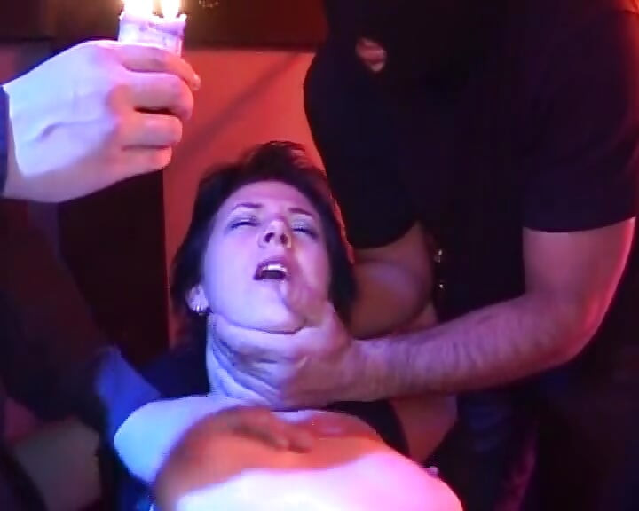 Bağlı Alman fahişe karanlık bir yerde grup seks yapıyor