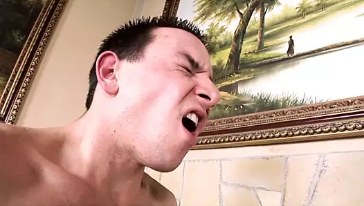 Kleinwuechsige Milf im Koffer ins Hotel geschmuggelt um zu ficken