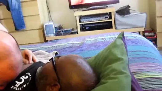 Büyük siyah baba meme uçlarımı ve her iki deliklerimi de seviyor.