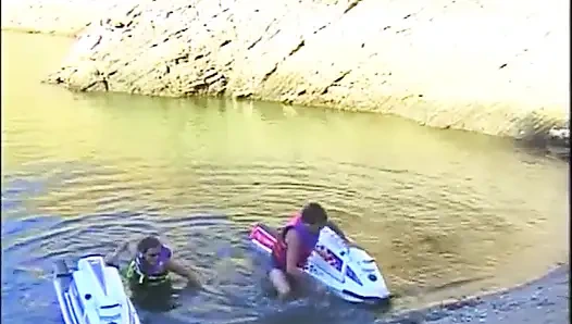 Трах в тройничке на пляже