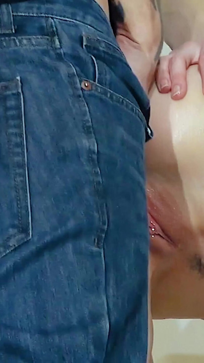 Ev hanımı bir yapay penis ile becerdin, anal alınan ve kıçına boşalmak dolu pompalanır | Klip 3