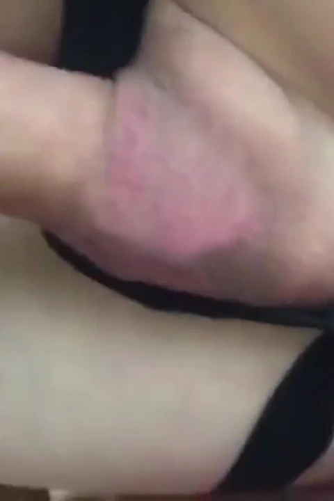 Sevimli femboy vahşi sikişten büyük yarakların sperm çeşmeleri tarafından afallıyor