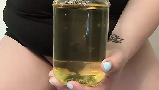 Bir kavanozu dolduruyor