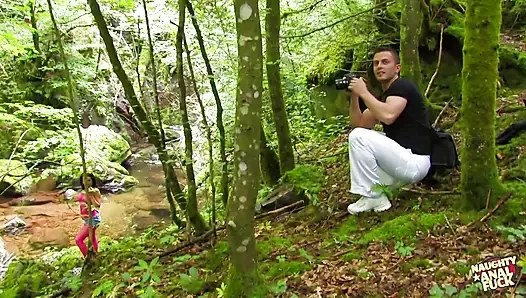 Ormanda yakışıklı adamla tanıştığında anal seks için hazırdı