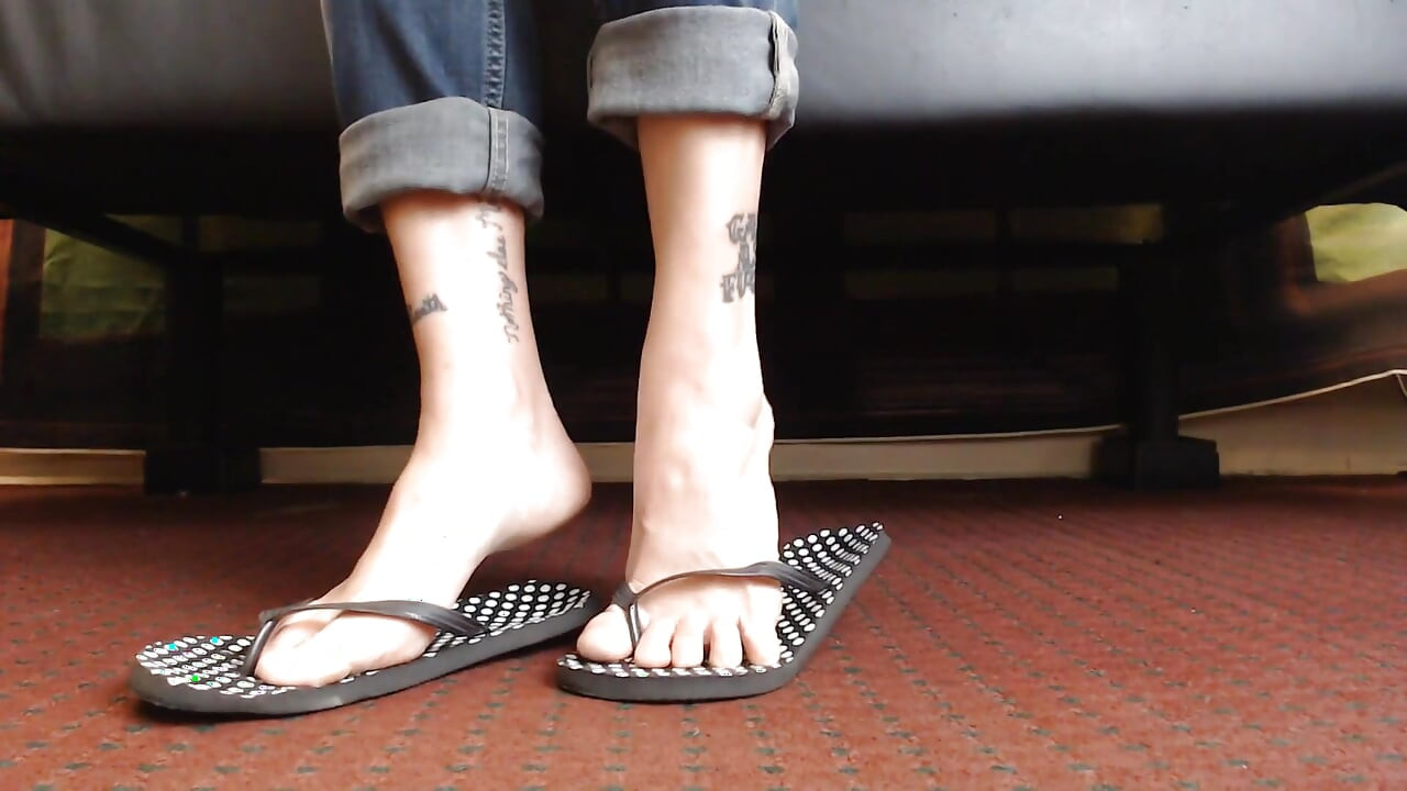 Noktalı flipflop ayakkabı oyunu yakın çekim