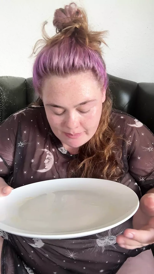 Огромная голодная толстушка наполняет себя за завтраком