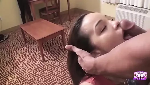 Esmer bir hatun otel odasında erkeğini baştan çıkarıyor ve sikiyor