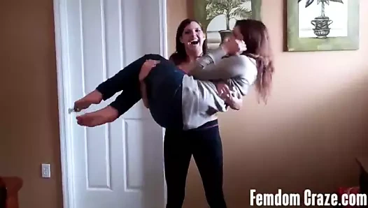 Kiraz ve sarah birbirini kaldırıyor ve taşıyor